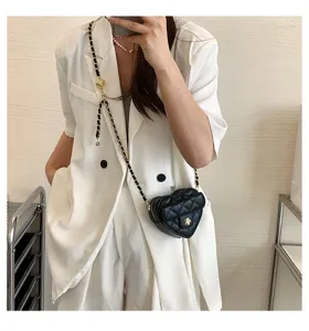Zwarte gewatteerde hart crossbody tas met kettingriem, stijlvolle modieuze dames mini handtas.
