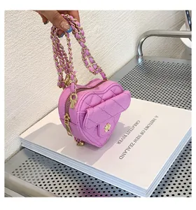 Chique roze gewatteerde hartvormige crossbody tas met gouden ketting voor stijlvolle vrouwen.