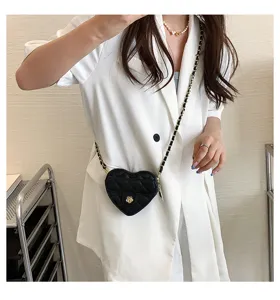 Gewatteerde hartvormige crossbodytas met kettingriem en camellia metalen accent voor dagelijks gebruik.