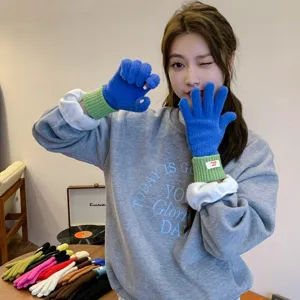 Stylish women's colorblock knitted touchscreen gloves, warm winter five-finger gloves.