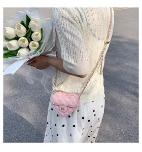 Roze gewatteerde hartjes schoudertas voor dames, leuke mini ketting handtas en crossbody tas.