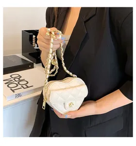 Gedetailleerd overzicht van de mini gewatteerde hartschoudertas met gouden ketting.