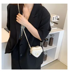 Chique mini hartvormige schoudertas met gewatteerd patroon en elegante kettingriem voor dames.