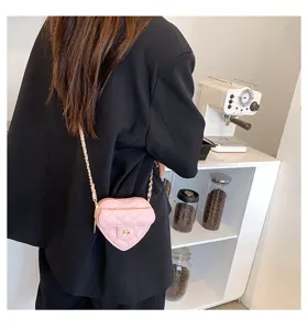 Gedetailleerd overzicht van de roze gewatteerde hartvormige crossbody tas met gouden ketting.