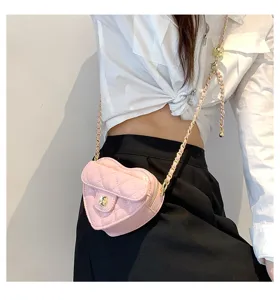 Roze gewatteerde hart crossbody tas met gouden kettingriem detail voor stijlvol dagelijks gebruik.