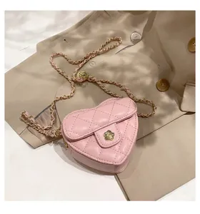 Gedetailleerd overzicht van de roze gewatteerde hartvormige tas met ketting en bloemsluiting.
