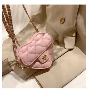 Roze gewatteerde hartvormige mini-schoudertas met ketting en chique bloemensluiting.
