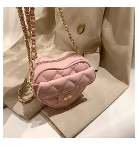 Roze gewatteerde hartvormige schoudertas met elegante gouden ketting, schattig detail.