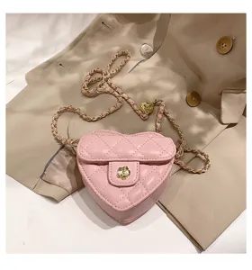 Roze gewatteerde hartvormige mini crossbody tas met gouden ketting en camelia sluiting.