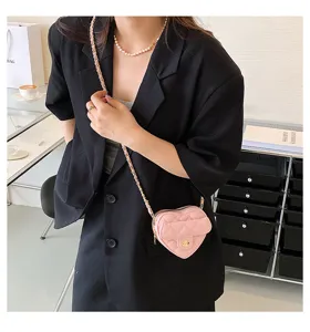 Trendy roze gewatteerde hartvormige schoudertas met ketting, stijlvolle mini chique tas voor dames.