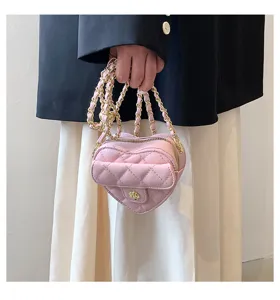 Schattige roze hartvormige gewatteerde schoudertas met gouden ketting voor dames en kinderen.