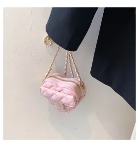 Chique roze gewatteerde hartvormige crossbodytas met gouden ketting voor dames en kinderen.