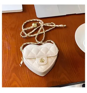 Witte hartvormige gewatteerde schoudertas met gouden ketting en camelia sluiting voor dames.