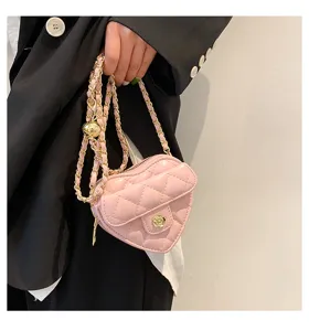 Chique roze gewatteerde hart tas met gouden ketting, stijlvolle mini handtas voor dames.