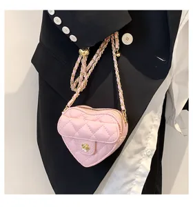 Mooie roze gewatteerde hartvormige schoudertas met gouden ketting en bloemenslot.