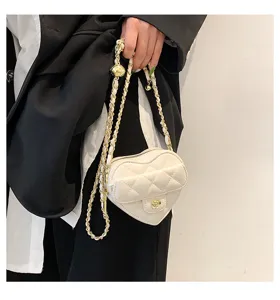 Trendy witte gewatteerde hartvormige crossbody tas met gouden ketting en chic camelia slotje.