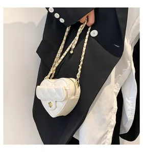 Witte gewatteerde hart crossbody tas voor dames en kinderen met een luxe gouden ketting.