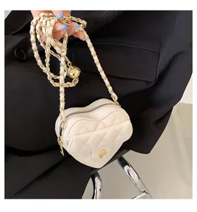 Witte gewatteerde hartvormige schoudertas met gouden ketting, modieuze mini handtas voor dames.