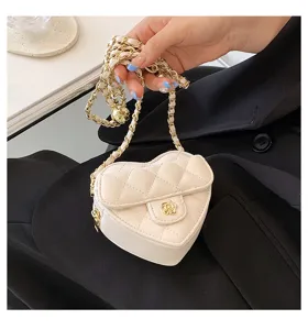 Gedetailleerd shot van een stijlvolle mini hartvormige gewatteerde tas met ketting.