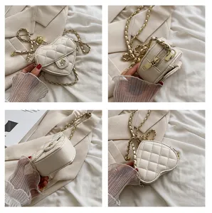 Kleine gewatteerde hartvormige schoudertas met ketting en elegante cameliabloem voor dames.
