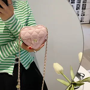 Roze gewatteerde hartvormige schoudertas met ketting, stijlvolle mini tas voor dames en meisjes.