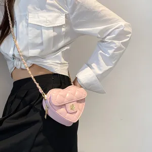 Roze gewatteerde hart crossbody tas voor dames, chique mini ketting handtas voor dagelijkse look.