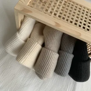 Bonnet en tricot côtelé confortable pour femme, bonnet d'hiver uni chaud vue détaillée.