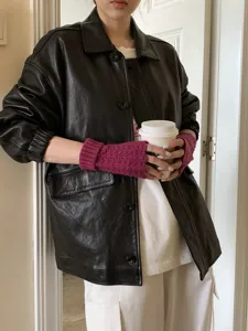 Vista en detalle de guantes de invierno sin dedos de punto trenzado morado para mujer elegante.
