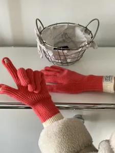 Color-block touch screen knit gloves for women, autumn and winter warm split-finger gloves.