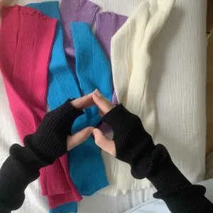Vue détaillée de chauffe-bras en tricot, manches sans doigts, poignets colorés femmes.