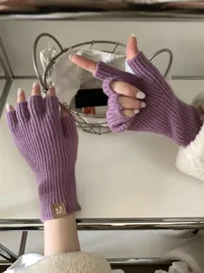 Detalle de guantes sin dedos de punto acanalado morado, textura de calentador de invierno.