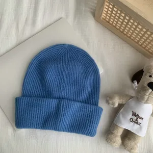 Bonnet en tricot bleu pour femme, bonnet slouchy chaud d'hiver couleur unie, maille côtelée.