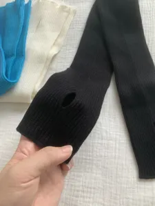 Vue de détail de mitaines tricotées sans doigts, tissu extensible confortable pour l'hiver.