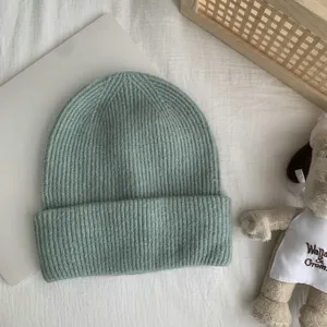 Vue détaillée d'un bonnet en tricot côtelé vert sauge, bonnet d'hiver confortable pour femmes.