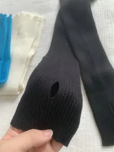 Détail de chauffe-bras tricotés sans doigts, texture côtelée avec trou pour le pouce.