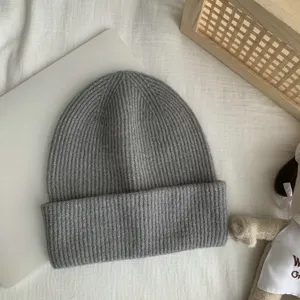 Bonnet côtelé gris confortable pour femme, chapeau d'hiver en laine douce, chaud et casual