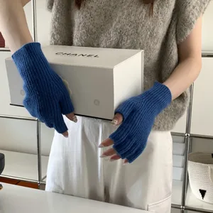 Vista detallada de guantes de punto azul sin dedos con textura acanalada para uso diario.