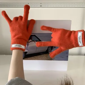 Guantes de punto naranja con etiqueta, guantes táctiles de invierno vista detallada.