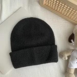 Bonnet en tricot gris foncé, bord côtelé douillet, accessoire mode chaud automne hiver femme.