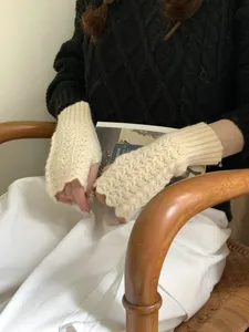Guantes cortos de punto sin dedos con patrón de espiga para mantener las manos calientes.