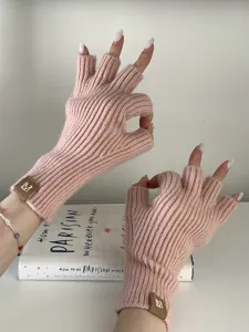 Primer plano de cómodos guantes sin dedos de punto rosa, ideales para uso diario en invierno.