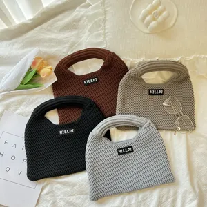 Gestrickte Handtasche Detailansicht zeigt weiche Textur und Farbvarianten für den Alltag.