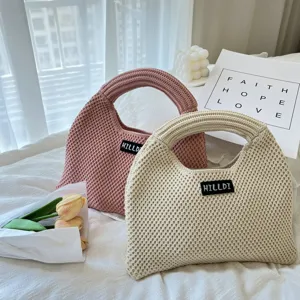Gemütliche Stricktasche Detail, Bonbonfarbene Handtasche, süßer Alltags-Pendlerstil.