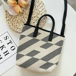 Schicke schwarz-weiße Strick-Eimer Tasche mit praktischen Henkeln und Schulterriemen.