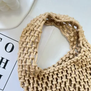 Primo piano della borsa a rete in macrame beige, che mostra i dettagli in corda di cotone.