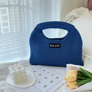 Blaue Strickhandtasche Detail, minimalistische Bonbonfarben Shopper, lässige Handtasche für Alltag.