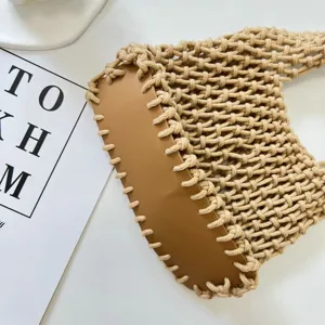Vista dettagliata della borsa a rete beige con fondo in pelle marrone, borsa estiva.