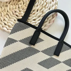 Strick-Shopper mit geometrischem Muster, schwarz-weißer Farbmix, runder Griff, Freizeittasche.