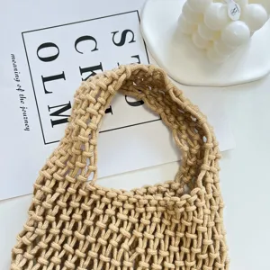 Dettaglio borsa a rete beige, shopper in corda di cotone, borsa da spiaggia casual.