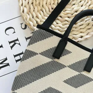 Schwarz-weiße Strick-Tasche Detail, geometrisches Muster lässige Handtasche für Damen.